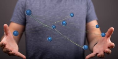 Ağ bağlantısı tutan adam, veri aktarım konsepti, dijital küre