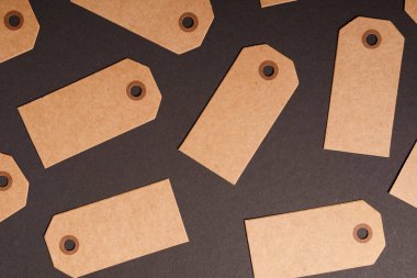 Çeşitli kullanımlar için karanlık bir yüzeye saçılmış boş kağıt etiketler