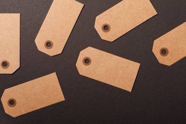 Tasarım Amaçlarına yönelik Siyah Arkaplanda Boş Kahverengi Kağıt Etiketler