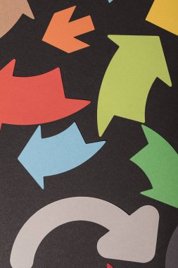 Siyah arkaplan, yön, tasarım ve konsept illüstrasyonunda renkli oklar