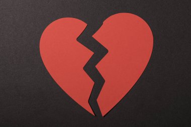 Kara Arkaplan 'da Kırık Kalp Sembolü Üzüntü ve Acı İfade Ediyor