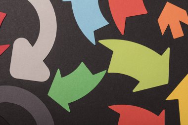 Siyah arkaplanda renkli oklar, yön kavramı, farklı seçenekler