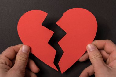 Kırık bir kalbi tutan eller ilişki sorunlarını simgeliyor.