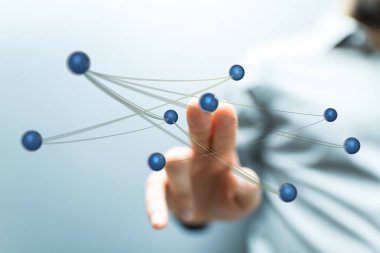 Bir adam parmaklarıyla bir ağa dokunuyor.