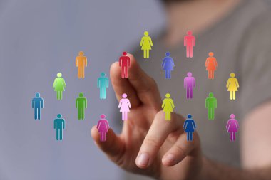 Renkli topluluk, insanların ikonlarına elle dokunuyor.