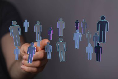 Dijital insan bağlantısı ve insan simgeleriyle takım çalışması kavramı.