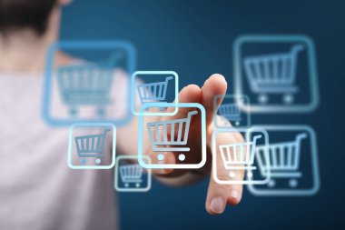 Çevrimiçi Alışveriş Aracı Simgelerini Dijital Arayüzde Gösteren Kişi