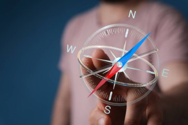 Adamın eli dijital pusula yön rehberini işaret ediyor