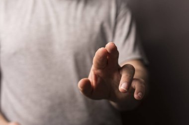 İnsan eli uzanıp uzaya dokunuyor ya da onunla etkileşime geçiyor