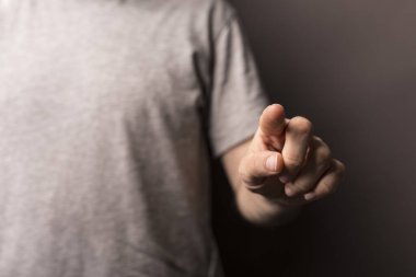 İnsan elinin işaret parmağıyla bir şeyi işaret ettiği yakın çekim.