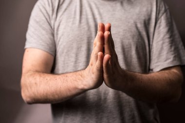 İnsanın elleri duada, dinginlikte, meditasyonda ve barışta