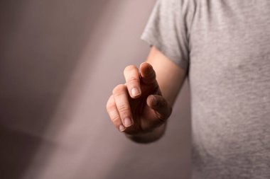 İnsan eli göstererek, bastırarak ya da dokunarak. Kavramsal ve davetkar.