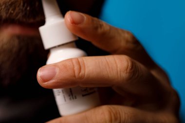 Adam alerji, soğuk algınlığı ya da tıbbi tedavi için burun spreyi kullanıyor.