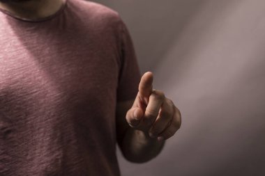 Adamın eli işaret parmağıyla bir şeyi işaret ediyor.
