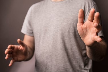 Adam elleriyle uzanıyor ve nazikçe iletişim kuruyor.