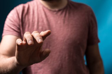 İnsanın eli dokunuşla iletişim ve insan ilişkileri için ileri uzanıyor.