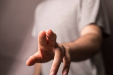İnsan eli dokunaklı bir şeye işaret ediyor.
