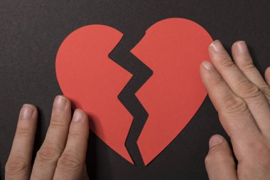 Ellerle tutulan kırık kalp, ilişkilerde sorunlar gösterir.