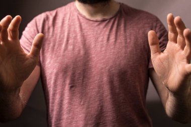 Reddedilme konsepti için elini uzatan ve durduran adam.