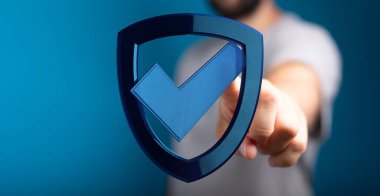 Güvenlik ve koruma kavramına sahip kalkan sunan bir adam