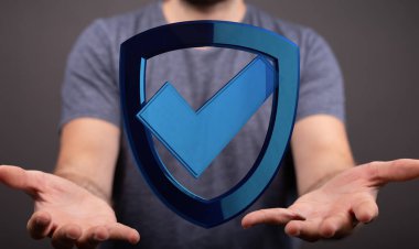 Üzerinde işaret olan mavi bir kalkan tutan adam, çevrimiçi güvenlik.