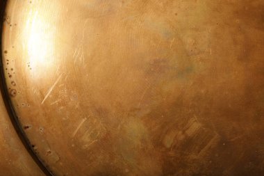 Çizikler ve Ilık Işık Yansımaları ile Soyut Bakır Doku