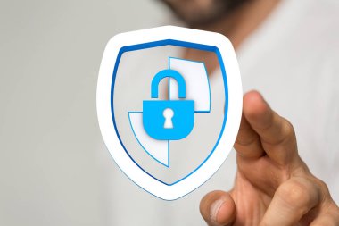 Dijital kalkan ve güvenli kilit sembolü ile verileri koruyan adam