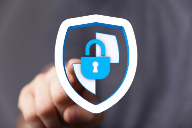 Kişinin Parmak Dokunuşu Kalkan Simgesi ile Asma Kilit, Güvenlik Sembolü Konsepti