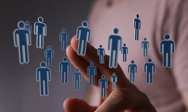 Mavi figürlerle temsil edilen bağlı insan ağı