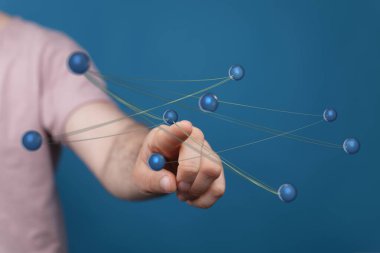 Mavi arkaplanda dijital ağ bağlantı noktalarına dokunuluyor