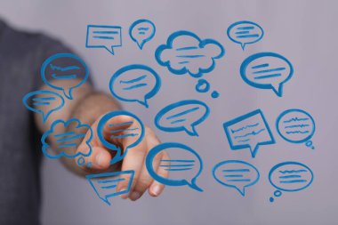 İletişim için Dijital Konuşma Baloncuğu Simgelerini Gösteren Kişi