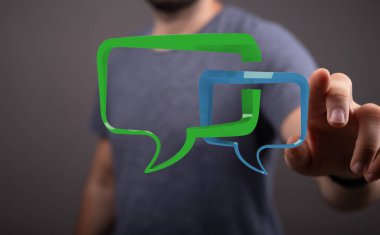 İletişim ve bağlantıyı temsil eden sohbet baloncuklarına dokunan adam