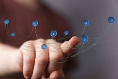 İnsan eli dijital bağlantı ağına dokunuyor