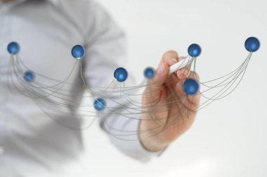 El ve mavi küreler ile bağlı ağ kavramı görselleştirmesi