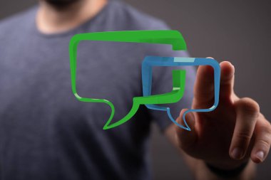 Adamın eli dijital konuşma balonu kavramını işaret ediyor