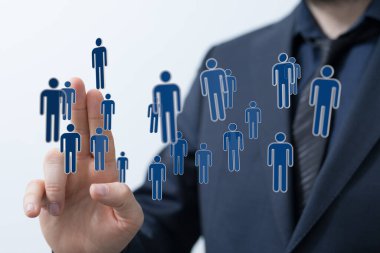 İş adamı, insanların simge konsepti çizimlerine işaret ediyor