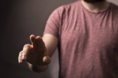 İnsanın eli parmaklarını uzattığı bir şeyi gösterir ya da dokunur..