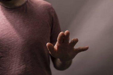 İnsan elini uzatır, dokunur, durur ya da morla korur.