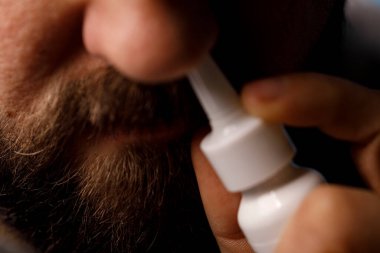 Soğuk Alerji Kapanması İçin Burun Spreyi Kullanan Adam