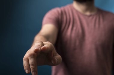 İşaret eden adam eylem ve yönünü soyut bir kavram olarak gösterir