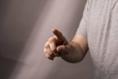 Adam bir şey işaret ediyor bir jest ve odaklanma