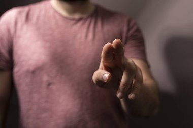 İnsan eli ileri işaret ediyor, dijital bir dokunuş, eylem ve karar sunuyor