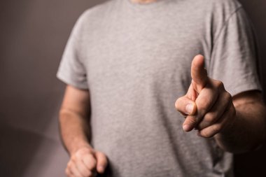 Adam büyük bir niyeti olan bir şeyi işaret ediyor.