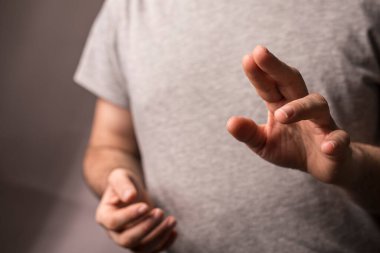 El kol hareketi yapan, elini uzatan, iletişim konsepti, gri gömlek.