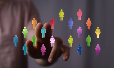 Bağlı kişilerle dijital ağ, renkli simgelere elle dokunmak