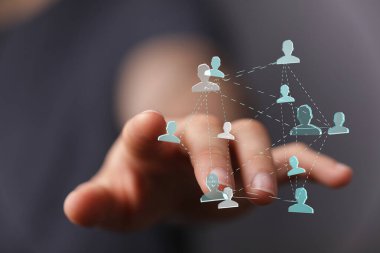 Dijital insanlara uzanan elle bağlı ağ kavramı