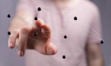 İnsanın eli bir bağlantı ağına dokunuyor.