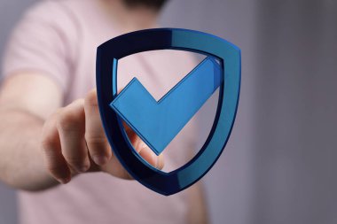 Güvenlik ve Onay İşaretli Dijital Kalkan Tutan Kişi