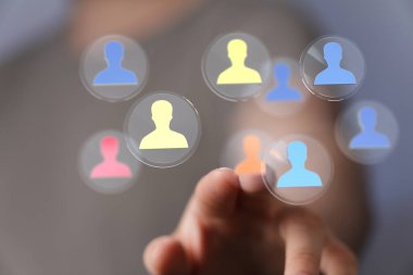 Sosyal bağlantıları ve insan etkileşimini temsil eden dijital simgelere dokunmak