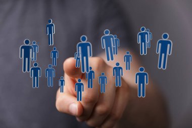 İş ve ağ kurmak için dijital insanların sembollerine elle dokunmak